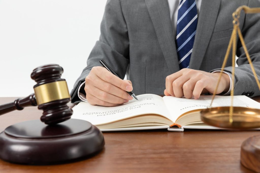Expert Advice: 5 Key Factors to Consider When Hiring a Trust Attorney
